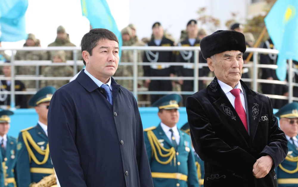 Ақтауда Республика күніне орай Мемлекеттік ту көтеру рәсімі өтті — Фотосурет 3