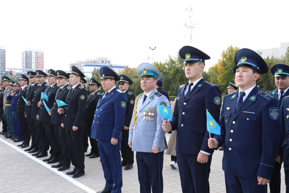 Ақтауда Республика күніне орай Мемлекеттік ту көтеру рәсімі өтті — Фотосурет 5
