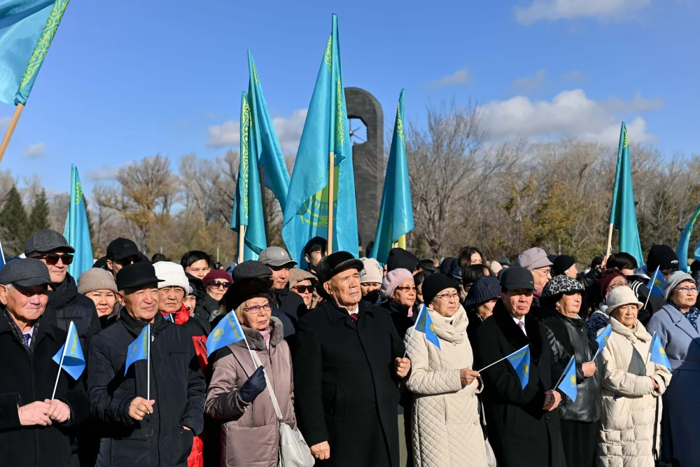 Абай облысында Республика күніне орай Мемлекеттік ту көтеру рәсімі өтті — Фотосурет 4
