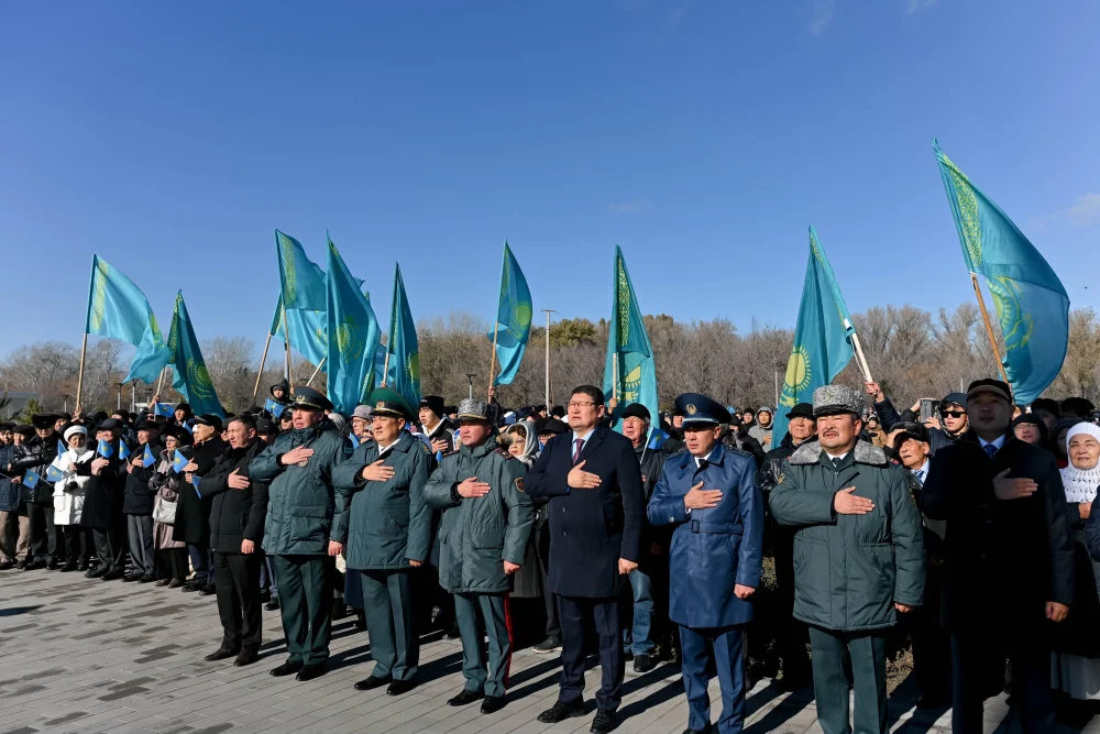 Абай облысында Республика күніне орай Мемлекеттік ту көтеру рәсімі өтті — Фотосурет 3