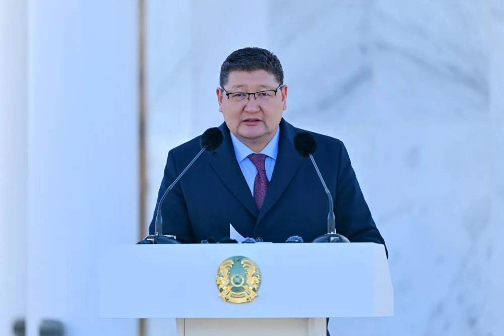 Абай облысында Республика күніне орай Мемлекеттік ту көтеру рәсімі өтті — Фотосурет 11