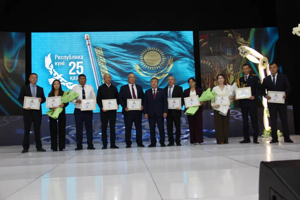 БӘЙДІБЕК: РЕСПУБЛИКА КҮНІНЕ ОРАЙ САЛТАНАТТЫ ЖИЫН ӨТТІ — Фотосурет 2