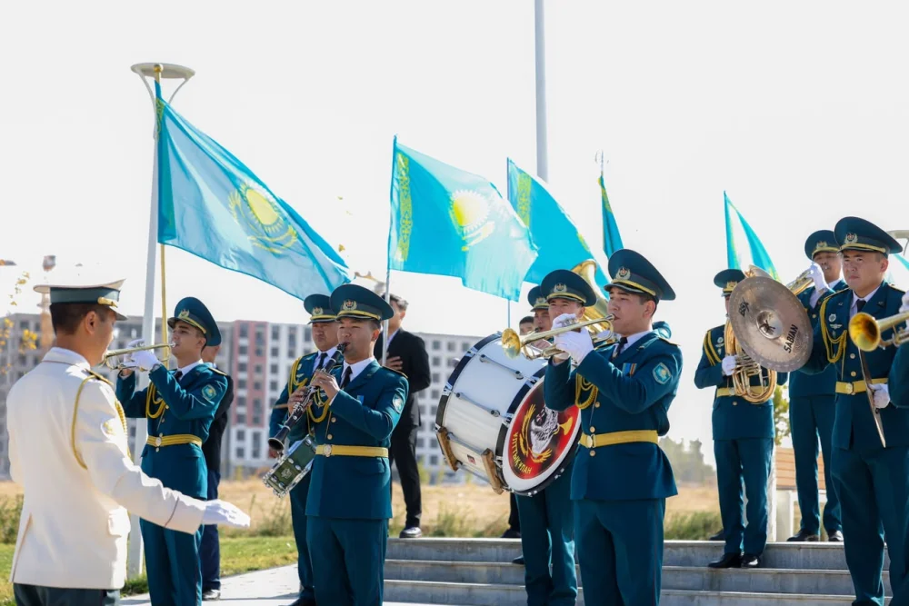 РЕСПУБЛИКА КҮНІ: ШЫМКЕНТТЕ 100 МЕТРЛІК ТУ ТҰҒЫРЫНА МЕМЛЕКЕТТІК ТУ КӨТЕРІЛДІ — Фотосурет 4