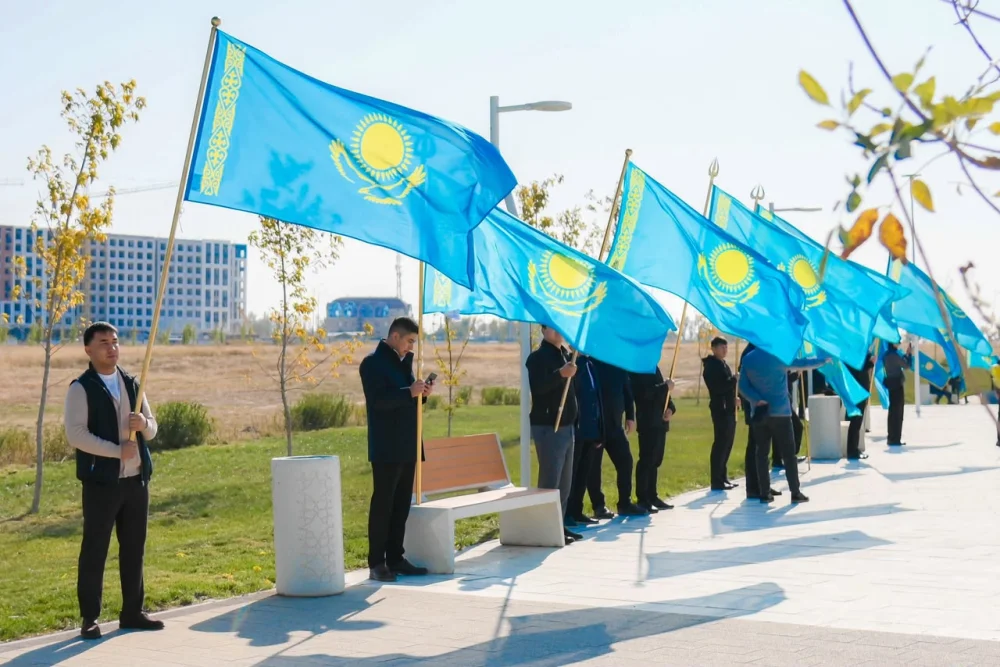 РЕСПУБЛИКА КҮНІ: ШЫМКЕНТТЕ 100 МЕТРЛІК ТУ ТҰҒЫРЫНА МЕМЛЕКЕТТІК ТУ КӨТЕРІЛДІ — Фотосурет 5