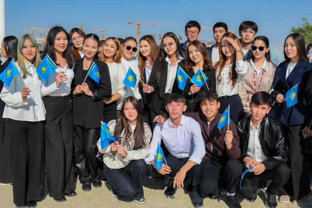 РЕСПУБЛИКА КҮНІ: ШЫМКЕНТТЕ 100 МЕТРЛІК ТУ ТҰҒЫРЫНА МЕМЛЕКЕТТІК ТУ КӨТЕРІЛДІ — Фотосурет 6