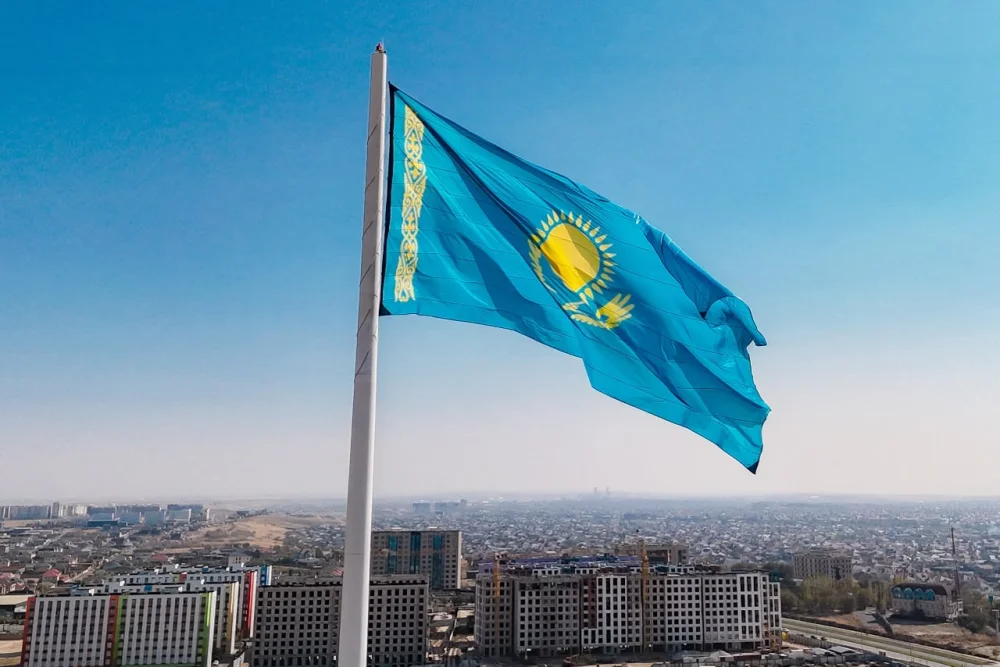 РЕСПУБЛИКА КҮНІ: ШЫМКЕНТТЕ 100 МЕТРЛІК ТУ ТҰҒЫРЫНА МЕМЛЕКЕТТІК ТУ КӨТЕРІЛДІ — Фотосурет 1