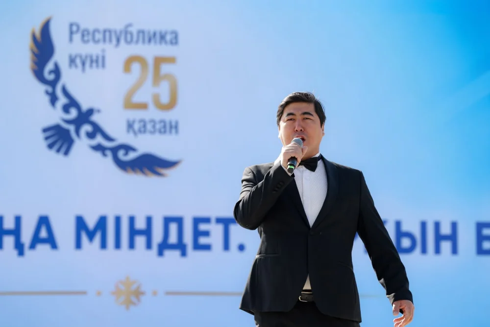 РЕСПУБЛИКА КҮНІ: ШЫМКЕНТТЕ 100 МЕТРЛІК ТУ ТҰҒЫРЫНА МЕМЛЕКЕТТІК ТУ КӨТЕРІЛДІ — Фотосурет 3