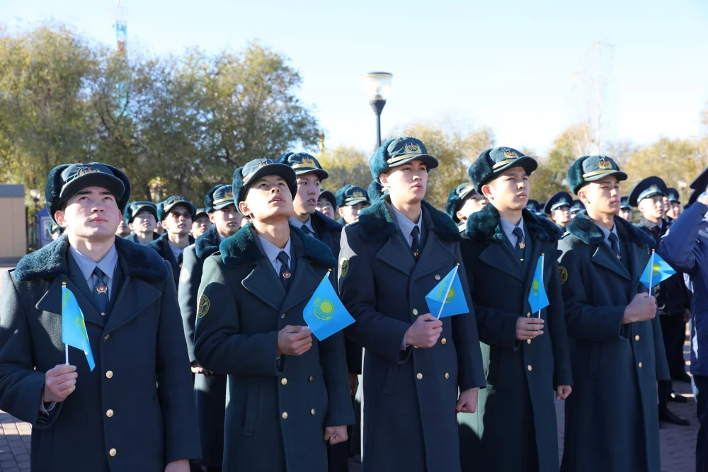 Ақтөбеде Республика күніне орай Мемлекеттік Ту көтерілді — Фотосурет 13