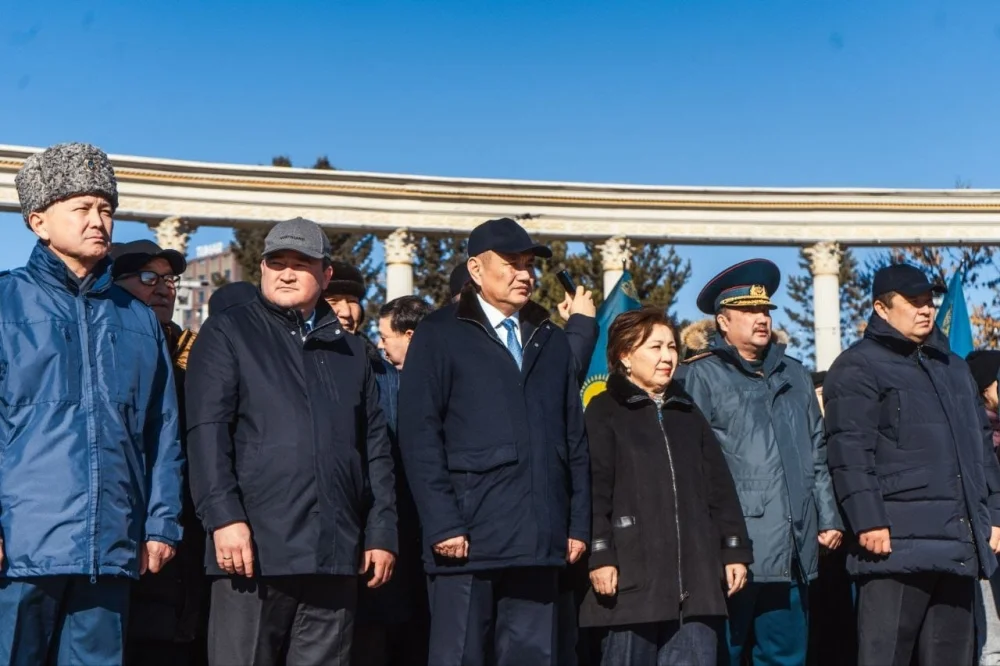 Облыс орталығында Республика күніне орай Мемлекеттік ту көтерілді — Фотосурет 2