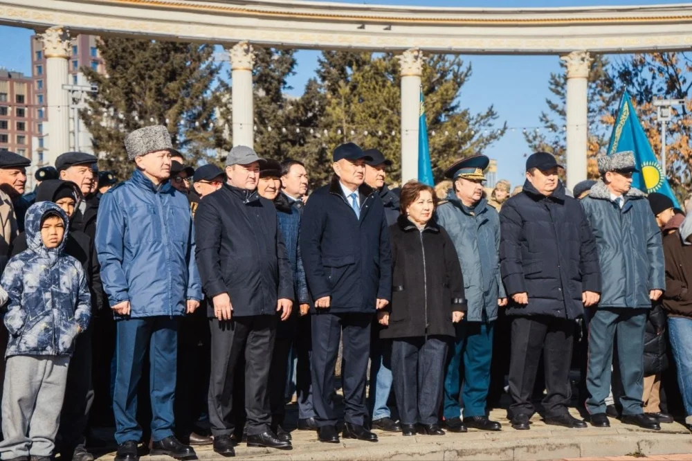 Облыс орталығында Республика күніне орай Мемлекеттік ту көтерілді — Фотосурет 3