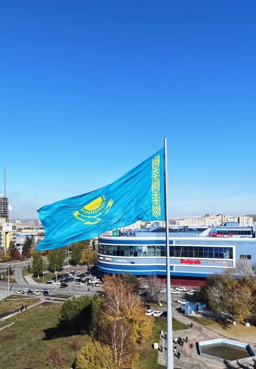 Облыс орталығында Республика күніне орай Мемлекеттік ту көтерілді — Фотосурет 6