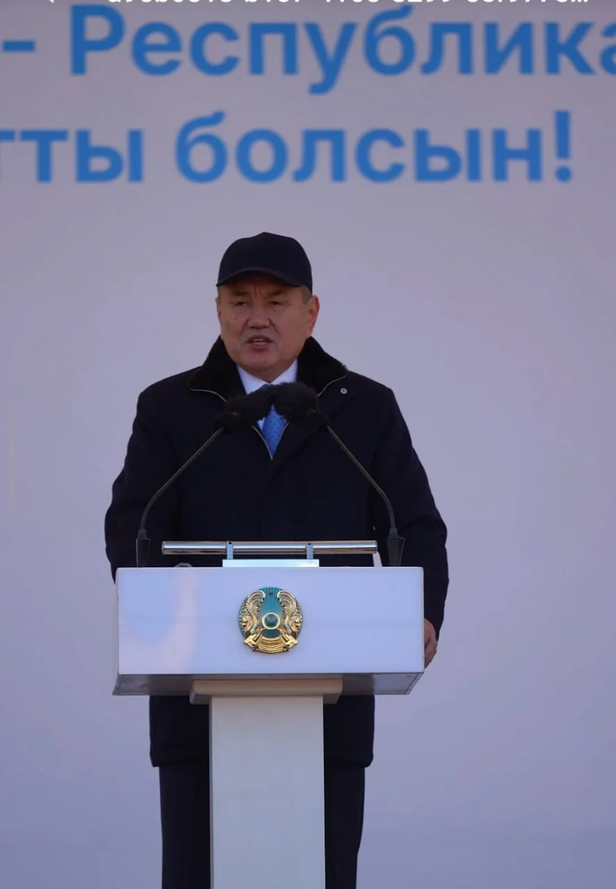 Облыс орталығында Республика күніне орай Мемлекеттік ту көтерілді — Фотосурет 5