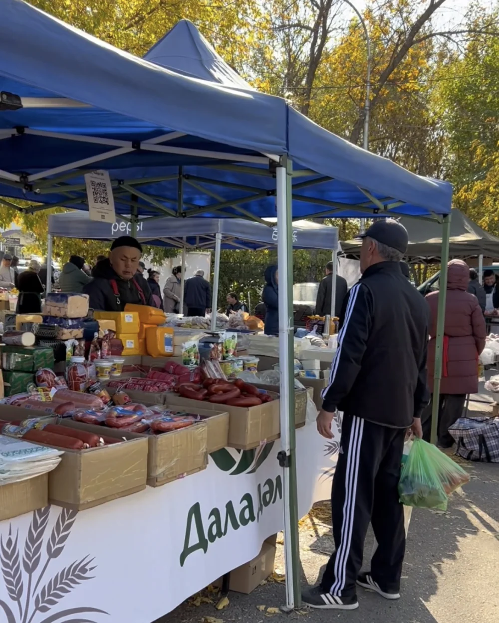 Республика күніне орай «Қажымұқан» атындағы орталық стадион аумағында сенбілік азық-түлік жәрмеңкесі өтті — Фотосурет 3