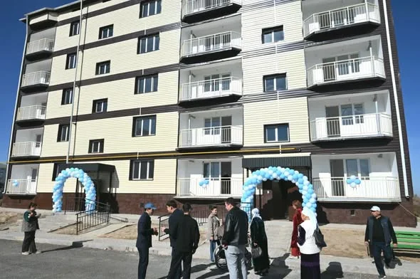 МЕРЕКЕГЕ ТАРТУ: ЖЕТІСАЙЛЫҚ 20 ОТБАСЫНА БАСПАНА КІЛТІ ТАБЫСТАЛДЫ — Фотосурет 1