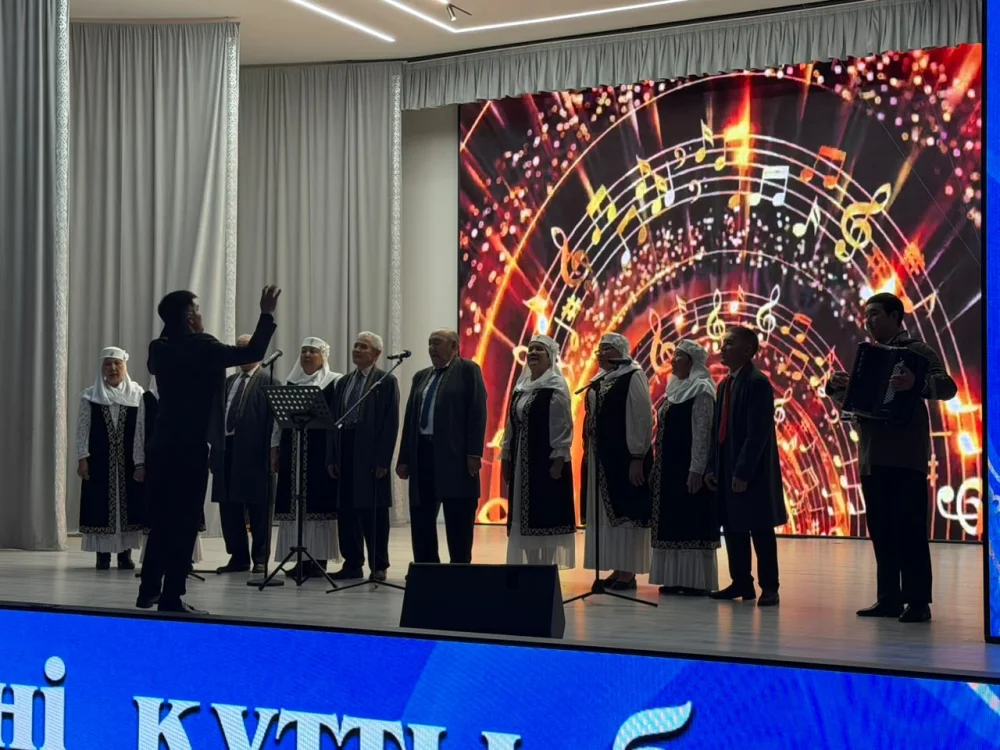 Үлкен Нарын ауданында Республика күніне арналған «Қастерлі Отан – Қазақстан!» атты салтанатты жиын мен концерт өтті. — Фотосурет 8