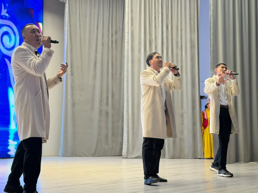 Үлкен Нарын ауданында Республика күніне арналған «Қастерлі Отан – Қазақстан!» атты салтанатты жиын мен концерт өтті. — Фотосурет 12
