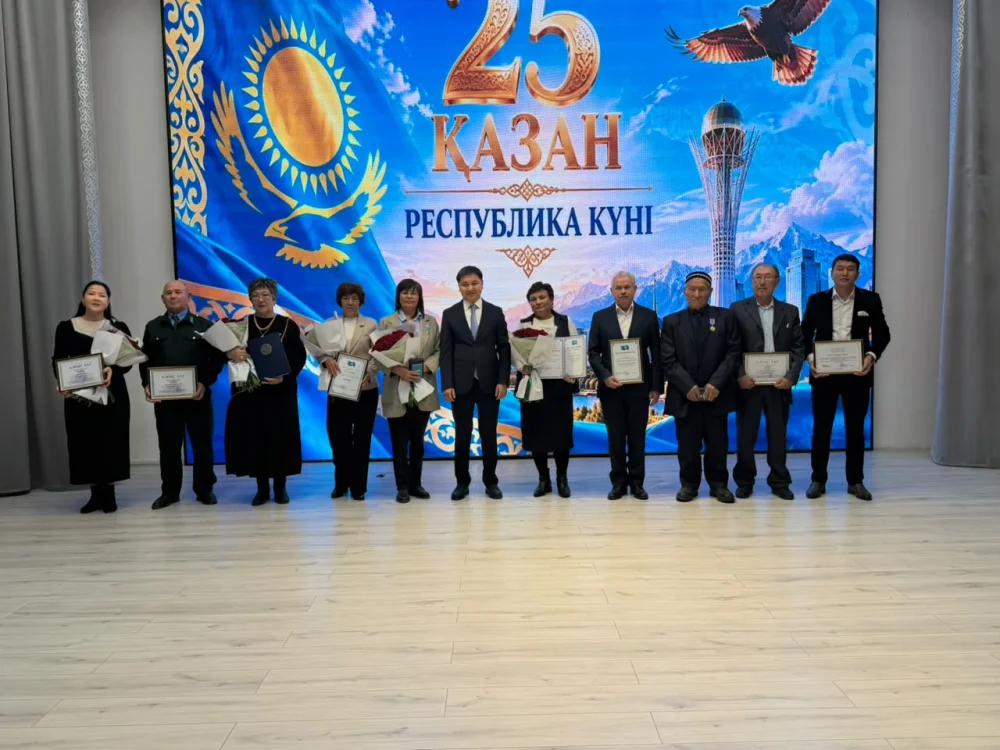 Үлкен Нарын ауданында Республика күніне арналған «Қастерлі Отан – Қазақстан!» атты салтанатты жиын мен концерт өтті. — Фотосурет 1