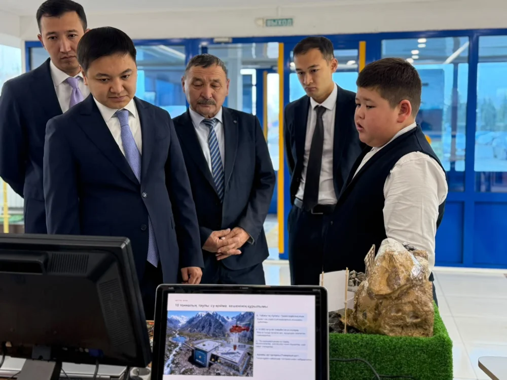 Үлкен Нарын ауданында Республика күніне арналған «Қастерлі Отан – Қазақстан!» атты салтанатты жиын мен концерт өтті. — Фотосурет 22