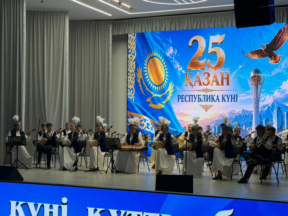 Үлкен Нарын ауданында Республика күніне арналған «Қастерлі Отан – Қазақстан!» атты салтанатты жиын мен концерт өтті. — Фотосурет 15