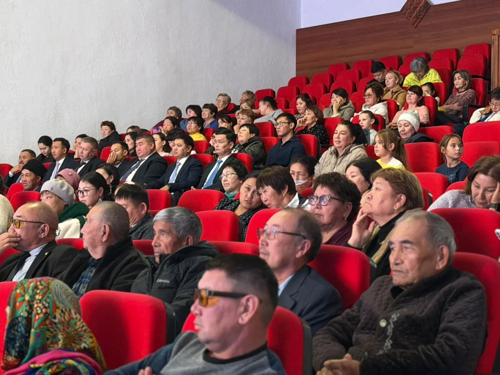 Үлкен Нарын ауданында Республика күніне арналған «Қастерлі Отан – Қазақстан!» атты салтанатты жиын мен концерт өтті. — Фотосурет 2