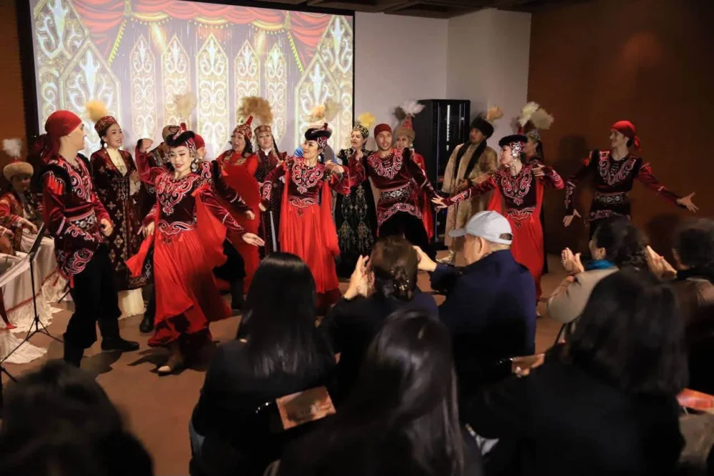 «Сұлу сырдан сазды сәлем»: Бейжің аспанында қазақ әні қалықтады — Фотосурет 9
