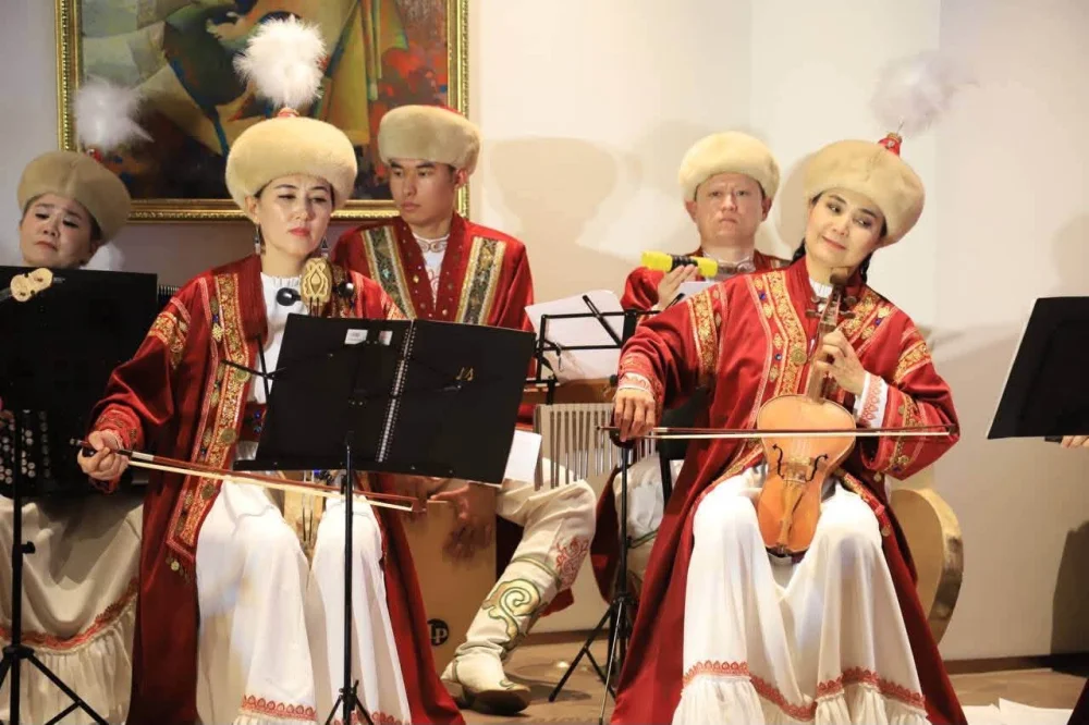 «Сұлу сырдан сазды сәлем»: Бейжің аспанында қазақ әні қалықтады — Фотосурет 12
