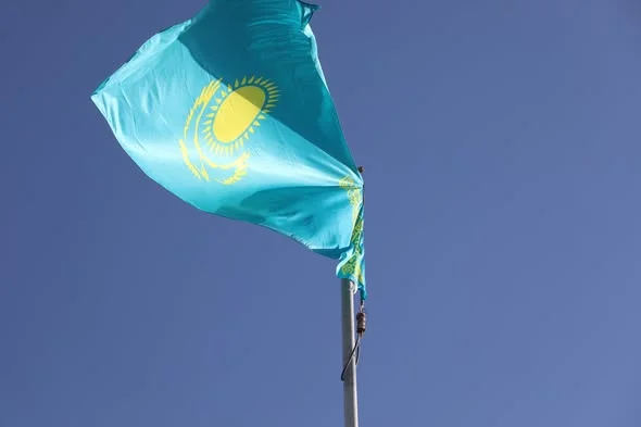 АУДАНДА РЕСПУБЛИКА КҮНІНЕ ОРАЙ МЕМЛЕКЕТТІК ТУ КӨТЕРУ РӘСІМІ ӨТТІ — Фотосурет 1
