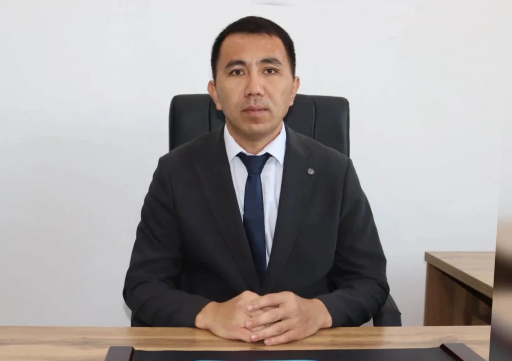 Аудан әкімі Қ. Сүйеуғалиев Аққозы ауылдық округінің активіне жаңадан сайланған әкімді таныстырды. 2026 жылғы 18 қазанда өткен сайлау қорытындысы бойынша Қайрлиев Ерлан Сабиржанович Аққозы ауылдық округінің әкімі болып сайланды. — Фотосурет 3