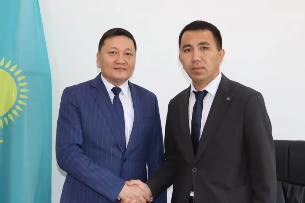 Аудан әкімі Қ. Сүйеуғалиев Аққозы ауылдық округінің активіне жаңадан сайланған әкімді таныстырды. 2026 жылғы 18 қазанда өткен сайлау қорытындысы бойынша Қайрлиев Ерлан Сабиржанович Аққозы ауылдық округінің әкімі болып сайланды. — Фотосурет 1