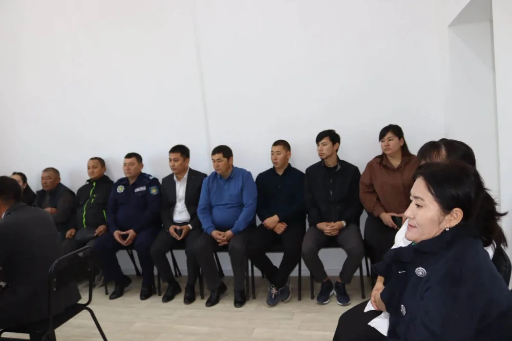 Аудан әкімі Қ. Сүйеуғалиев Аққозы ауылдық округінің активіне жаңадан сайланған әкімді таныстырды. 2026 жылғы 18 қазанда өткен сайлау қорытындысы бойынша Қайрлиев Ерлан Сабиржанович Аққозы ауылдық округінің әкімі болып сайланды. — Фотосурет 6
