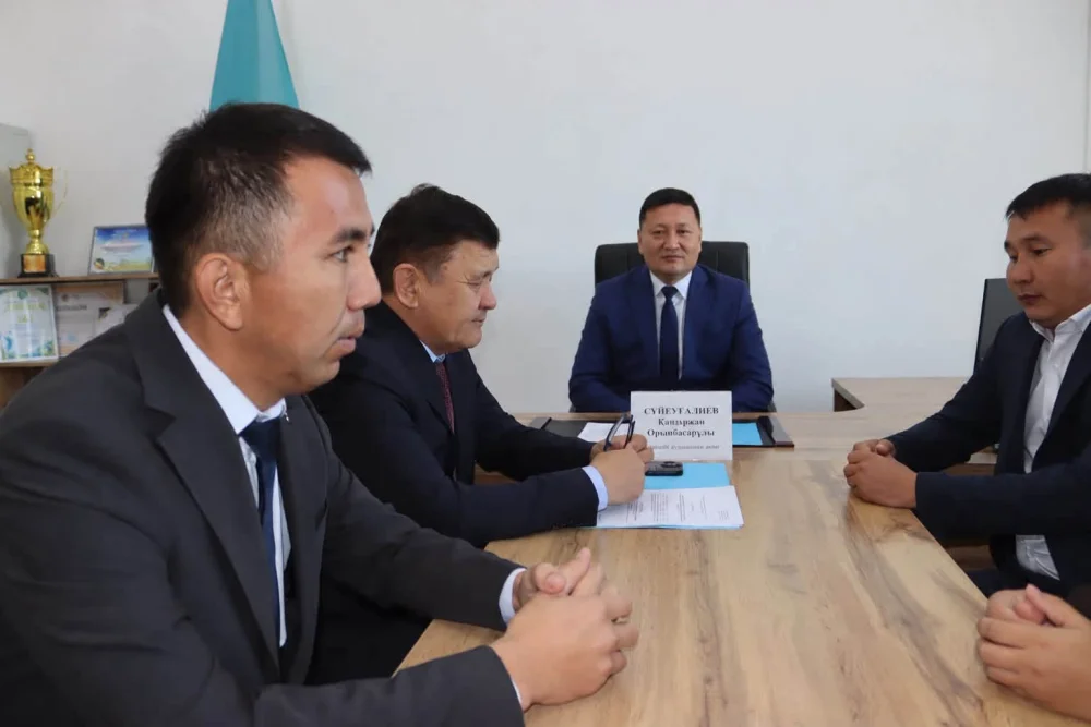 Аудан әкімі Қ. Сүйеуғалиев Аққозы ауылдық округінің активіне жаңадан сайланған әкімді таныстырды. 2026 жылғы 18 қазанда өткен сайлау қорытындысы бойынша Қайрлиев Ерлан Сабиржанович Аққозы ауылдық округінің әкімі болып сайланды. — Фотосурет 2