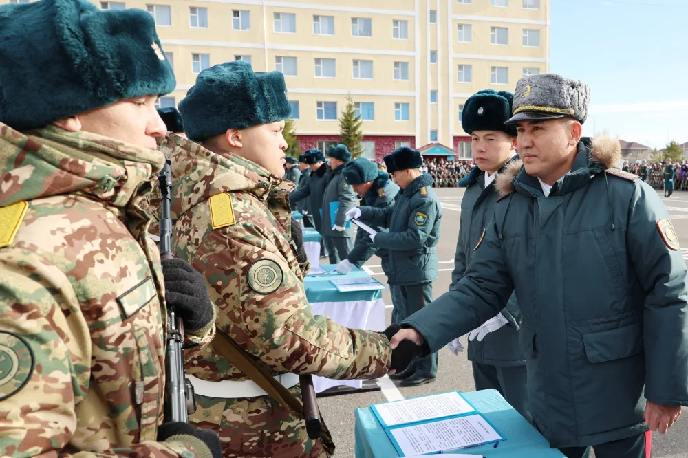 Республика күні қарсаңында Астанада 750-ге жуық ұландық әскери ант қабылдады — Фотосурет 1