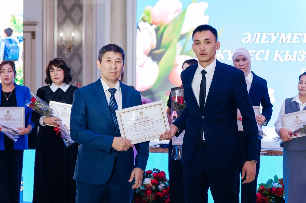 Атырау облысында әлеуметтік қорғау саласының қызметкерлері марапатталды — Фотосурет 3