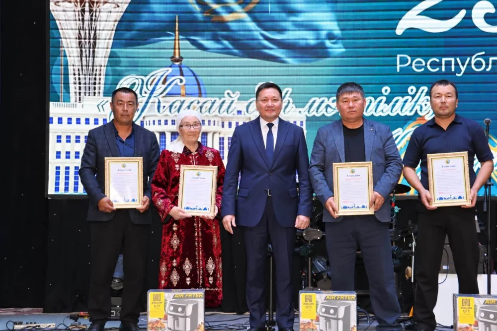 Бүгін ауданымызда 25 қазан – Республика күніне арналған «Жасай бер мәңгілік, Қазақстан!» атты салтанатты шара өтті. — Фотосурет 1