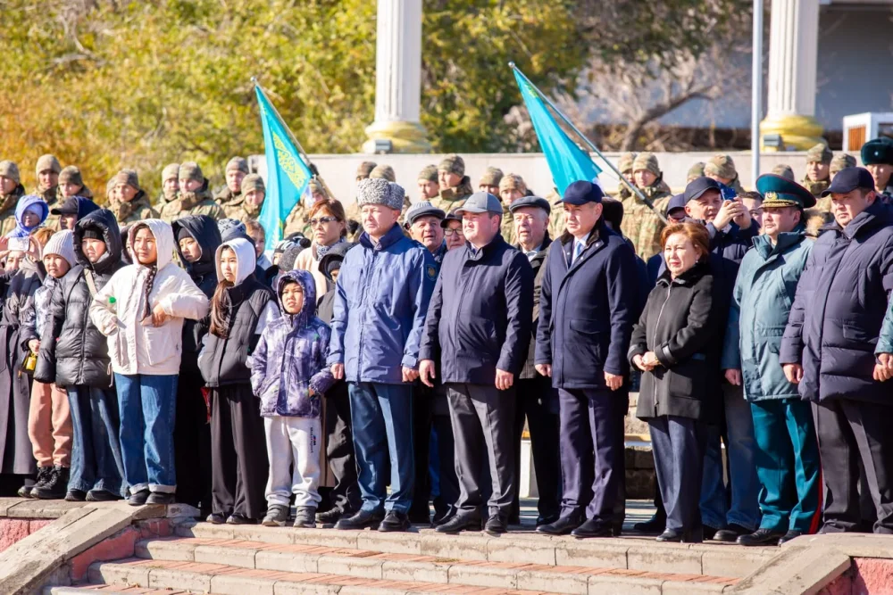ШҚО полициясы Мемлекеттік Туды көтеру рәсіміне қатысты — Фотосурет 3