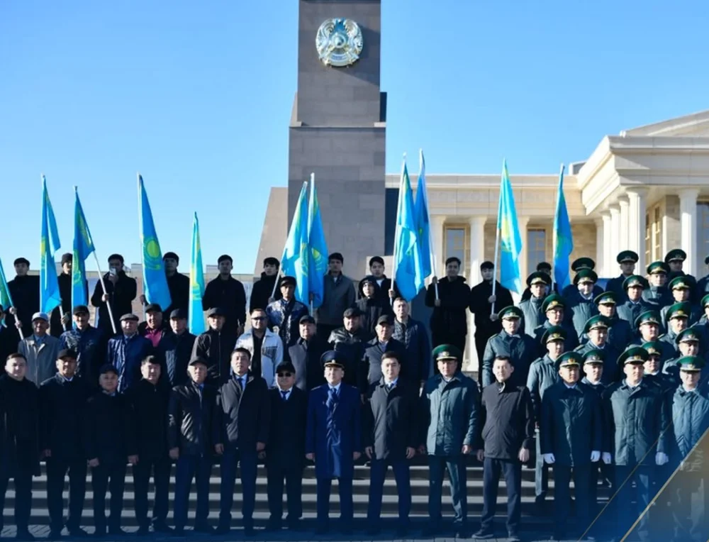 Оралда Республика күніне орай Мемлекеттік Ту көтеру рәсімі өтті — Фотосурет 1