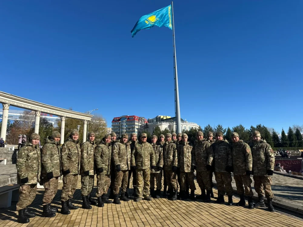 ШҚО құтқарушылары Республика күніне арналған салтанатты рәсімге қатысты — Фотосурет 1