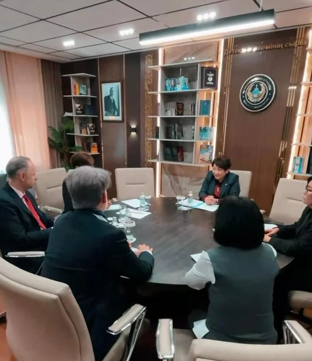 Фридрих Эберт атындағы қордың өкілі Мирко Гюнтермен жұмыс кездесуі — Фотосурет 3