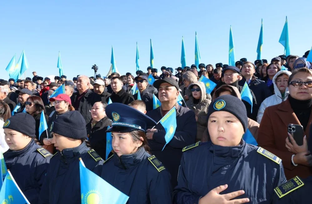 Жетісу облысында Республика күніне орай 43 ту тұғырында Мемлекеттік Ту көтерілді — Фотосурет 4