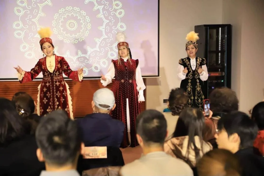 «Сұлу сырдан сазды сәлем»: Бейжің аспанында қазақ әні қалықтады — Фотосурет 7