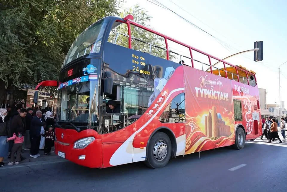 ТҮРКІСТАНДА ӨНЕРПАЗДАР «RED BUS» ЭКСКУРСИЯЛЫҚ АВТОБУСЫМЕН ЖЫЛЖЫМАЛЫ КОНЦЕРТ ӨТКІЗДІ — Фотосурет 1