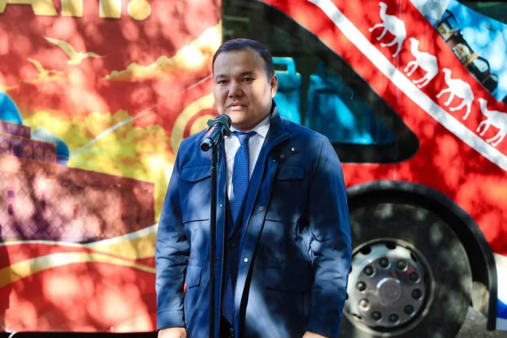 ТҮРКІСТАНДА ӨНЕРПАЗДАР «RED BUS» ЭКСКУРСИЯЛЫҚ АВТОБУСЫМЕН ЖЫЛЖЫМАЛЫ КОНЦЕРТ ӨТКІЗДІ — Фотосурет 4