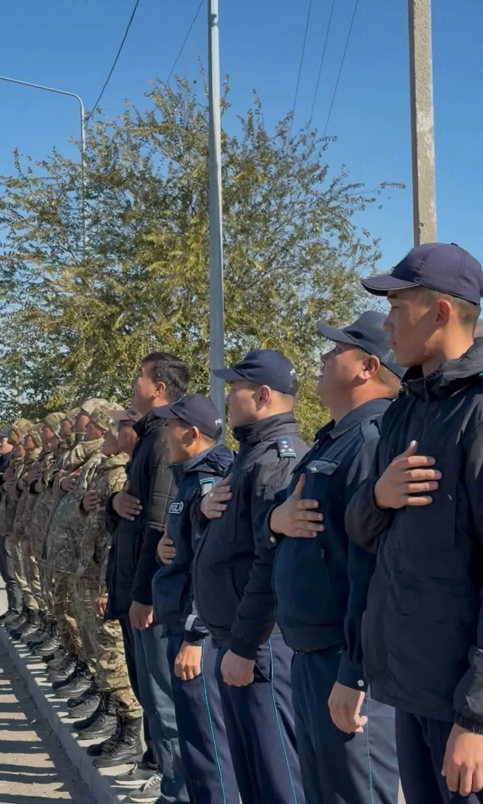 ОТЫРАР АУДАНЫНДА РЕСПУБЛИКА КҮНІНЕ ОРАЙ МЕМЛЕКЕТТІК ТУ КӨТЕРУ РӘСІМІ ӨТТІ — Фотосурет 2