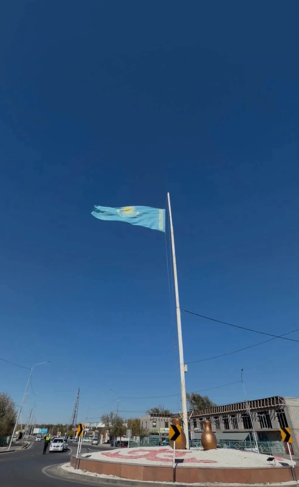 ОТЫРАР АУДАНЫНДА РЕСПУБЛИКА КҮНІНЕ ОРАЙ МЕМЛЕКЕТТІК ТУ КӨТЕРУ РӘСІМІ ӨТТІ — Фотосурет 1