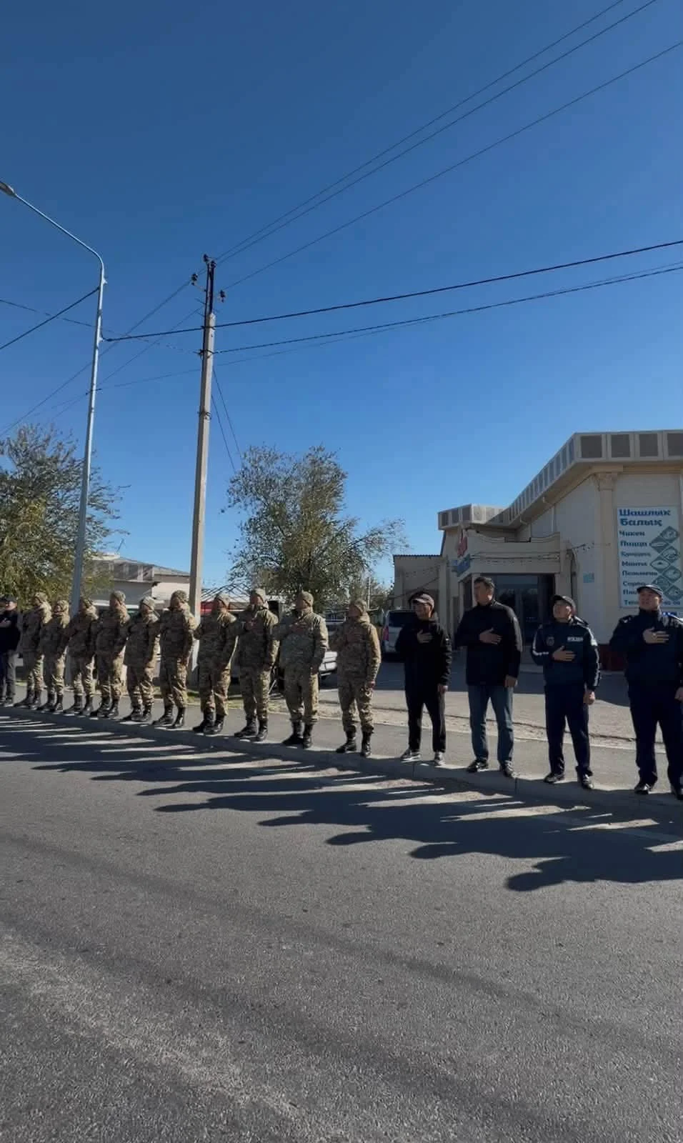 ОТЫРАР АУДАНЫНДА РЕСПУБЛИКА КҮНІНЕ ОРАЙ МЕМЛЕКЕТТІК ТУ КӨТЕРУ РӘСІМІ ӨТТІ — Фотосурет 3