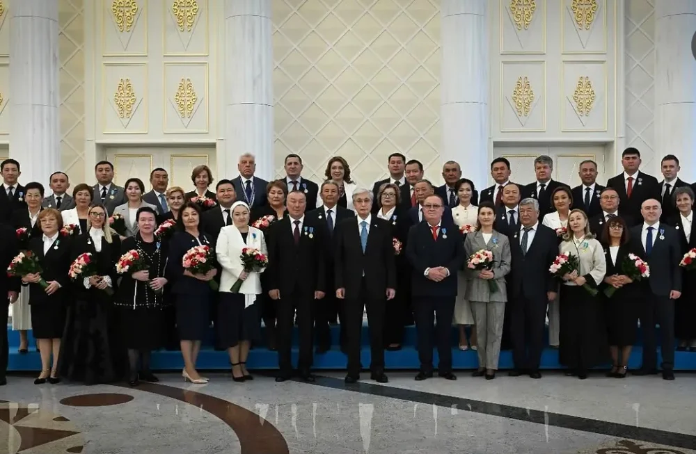 Республика күні қарсаңында Ақордада өткен салтанатты рәсімде Жарқайың ауданы Тасөткел ауылының әкімі Сәуле Төлегенқызы Сәухимова Мемлекет басшысы Қасым-Жомарт Тоқаевтың қолынан «Ерен еңбегі үшін» медалін алды.