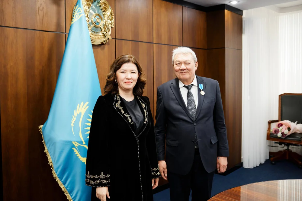 Оқу-ағарту министрі Республика күніне орай сала қызметкерлерін марапаттады — Фотосурет 21