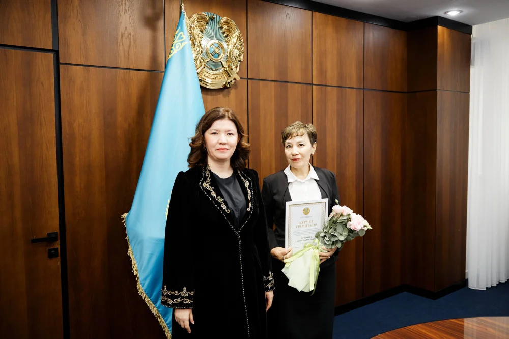 Оқу-ағарту министрі Республика күніне орай сала қызметкерлерін марапаттады — Фотосурет 15