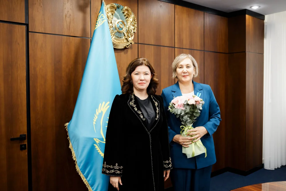 Оқу-ағарту министрі Республика күніне орай сала қызметкерлерін марапаттады — Фотосурет 24