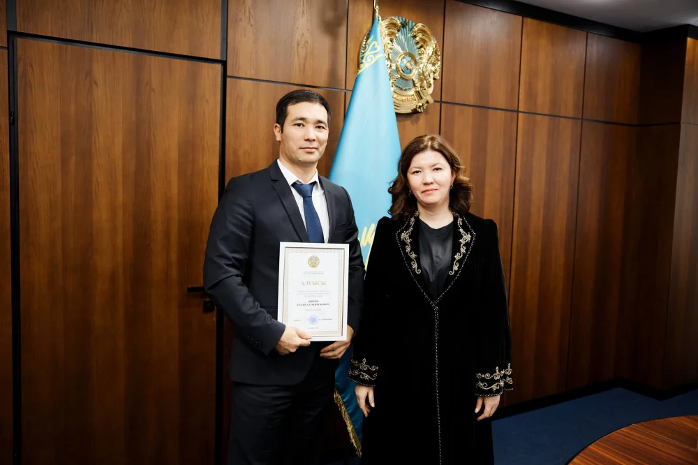 Оқу-ағарту министрі Республика күніне орай сала қызметкерлерін марапаттады — Фотосурет 3